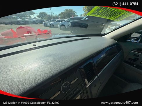 Used 2010 Lincoln Town Car Signature Limited image 17