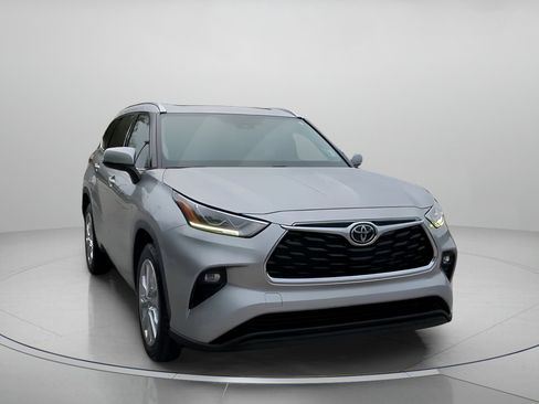 Used 2022 Toyota Highlander Limited image 3