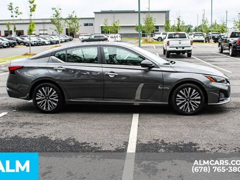 Used 2025 Nissan Altima 2.5 SV FWD image 9