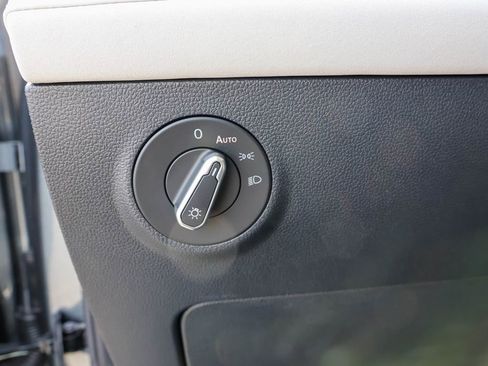 Used 2025 Volkswagen Taos SE image 17