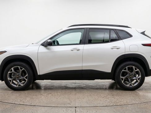 Used 2025 Chevrolet Trax LT w/ LT Convenience Package FWD image 5