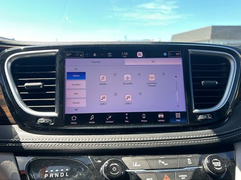 Used 2023 Chrysler Pacifica Limited w/ Uconnect Theater Family Group FWD image 27