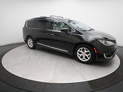 Used 2018 Chrysler Pacifica Touring-L w/ Tire & Wheel Group image 13