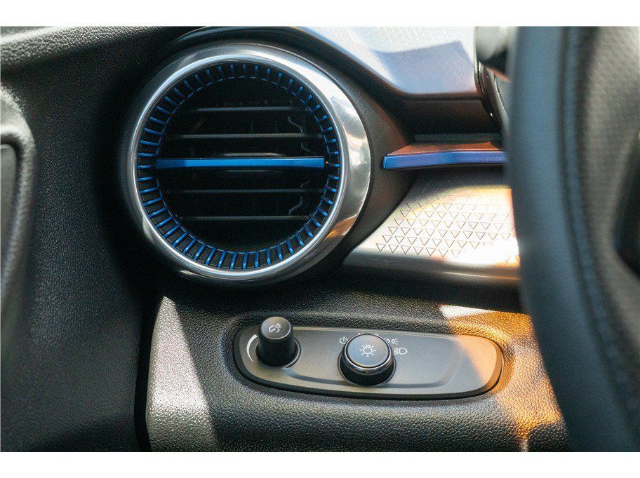 Used 2024 Chevrolet Trax LT FWD image 12