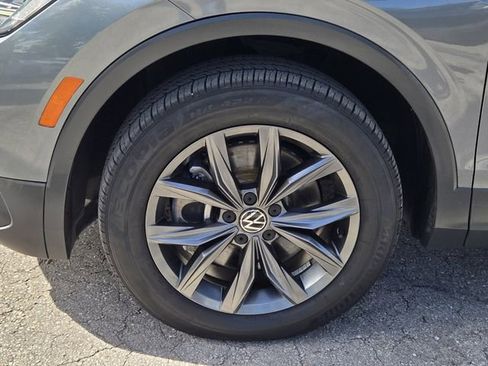 Certified 2022 Volkswagen Tiguan SE FWD image 10