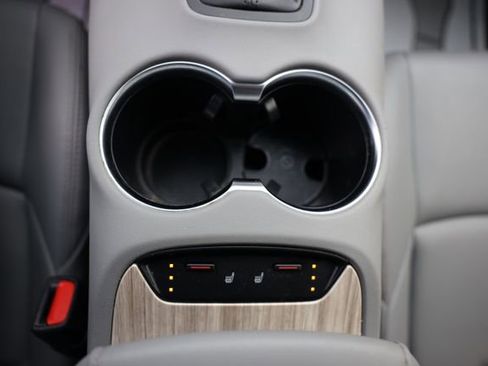 Used 2022 Toyota Venza XLE image 34