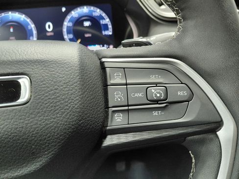 Certified 2025 Jeep Grand Cherokee Altitude image 37