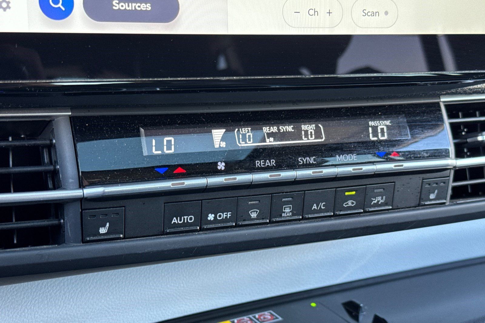 Used 2026 Toyota Sienna XLE FWD image 18
