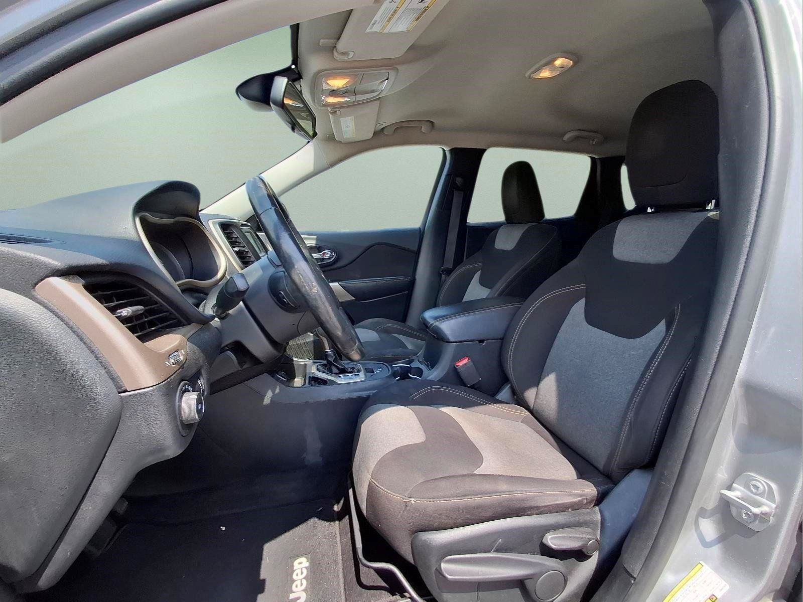 Used 2018 Jeep Cherokee Latitude w/ Altitude Package FWD image 17
