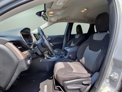 Used 2018 Jeep Cherokee Latitude w/ Altitude Package FWD image 17