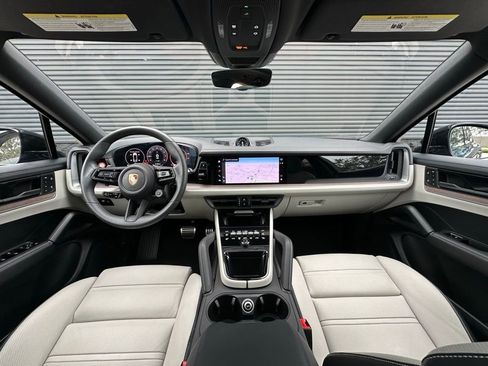 Certified 2025 Porsche Cayenne S image 6