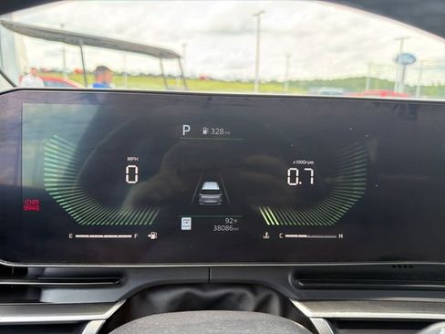 Used 2025 Kia Carnival FWD image 18