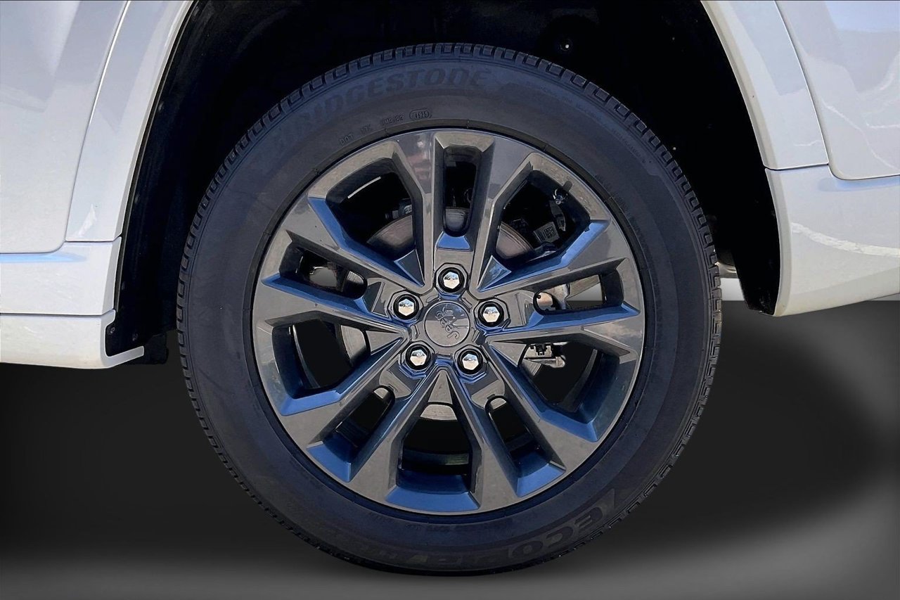 Used 2026 Jeep Grand Cherokee Limited AWD/4WD image 36