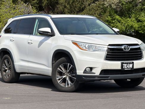 Used 2016 Toyota Highlander XLE AWD/4WD image 2