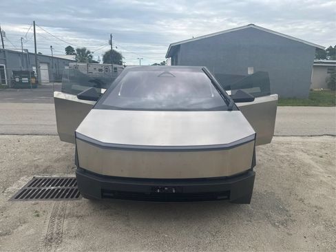 Used 2025 Tesla Cybertruck AWD Crew Cab image 23