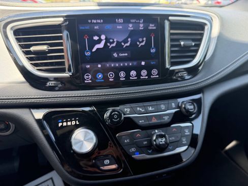 Used 2018 Chrysler Pacifica Limited w/ Advanced Safetytec Group FWD image 21