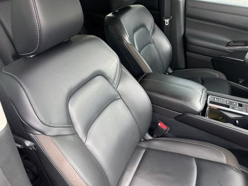 Used 2023 Nissan Pathfinder SL w/ Black Appearance Package FWD image 16