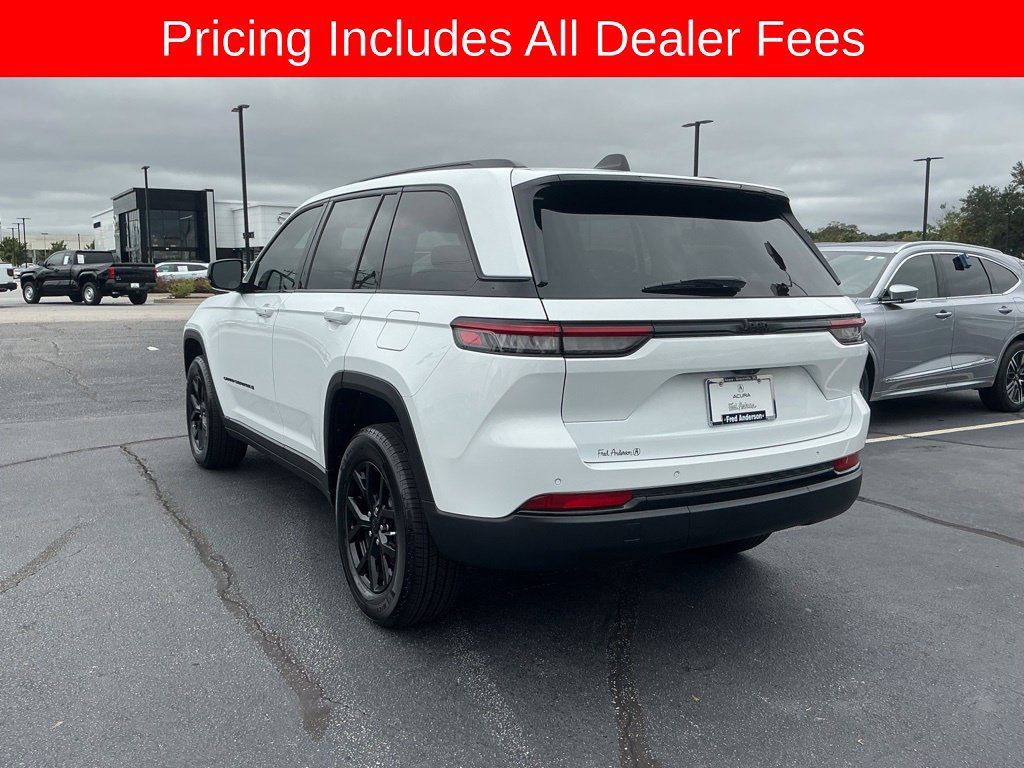 Used 2025 Jeep Grand Cherokee Altitude RWD image 3