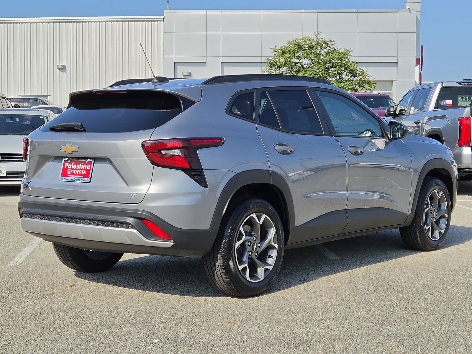 Used 2026 Chevrolet Trax LT FWD image 4