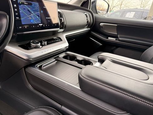 Used 2025 Ford Expedition Platinum image 13