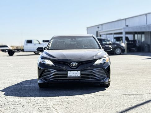 Used 2018 Toyota Camry XLE image 2