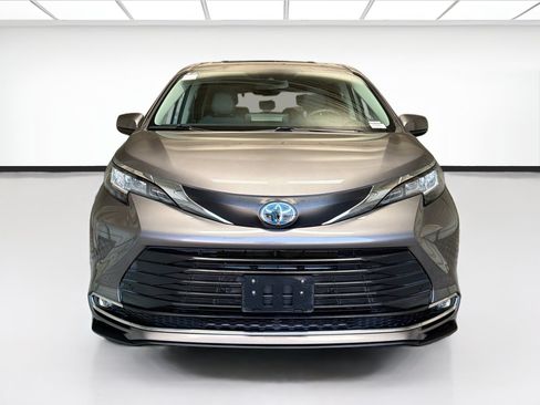 Used 2021 Toyota Sienna XLE FWD image 2