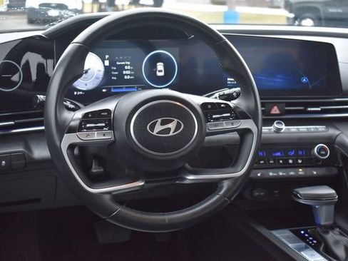 Used 2025 Hyundai Elantra SEL FWD image 17