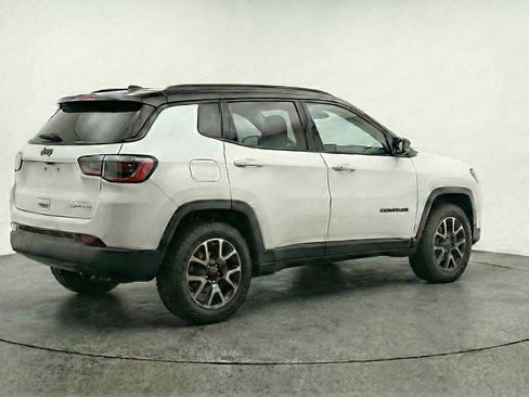 Used 2025 Jeep Compass Trailhawk image 7