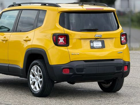 Used 2017 Jeep Renegade Latitude w/ Safety & Security Group AWD/4WD image 16