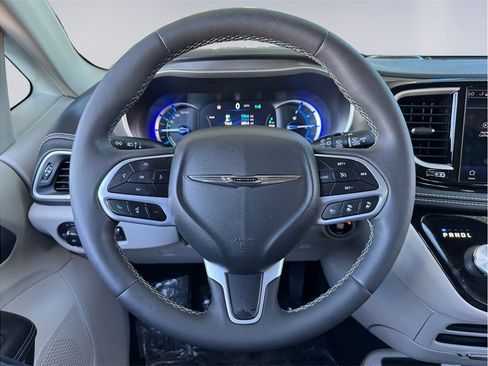 Used 2022 Chrysler Pacifica Touring-L image 13