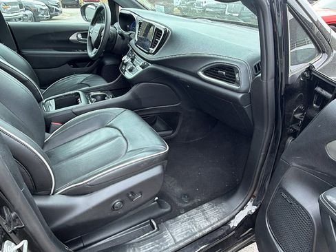 Used 2024 Chrysler Pacifica Premium image 19
