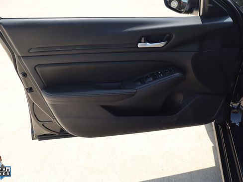 Used 2025 Nissan Altima 2.5 SV FWD image 12