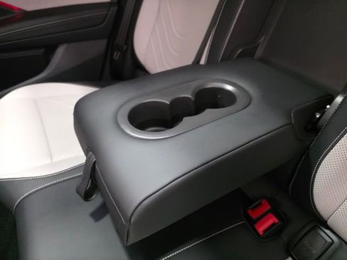 Certified 2025 Volkswagen Tiguan SE image 30