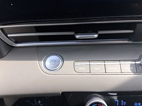 Used 2024 Hyundai Elantra SEL image 25