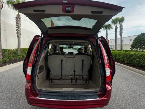 Used 2016 Chrysler Town & Country Touring w/ Driver Convenience Group FWD image 6