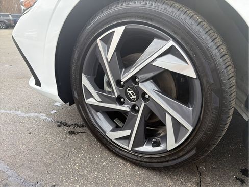 Certified 2025 Hyundai Elantra Limited FWD image 25