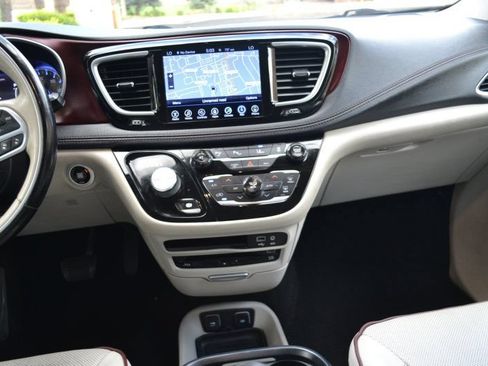Used 2017 Chrysler Pacifica Limited FWD image 21