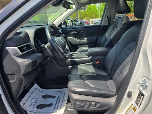 Used 2023 Toyota Highlander XLE FWD image 9