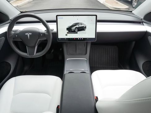 Used 2024 Tesla Model Y Long Range image 9