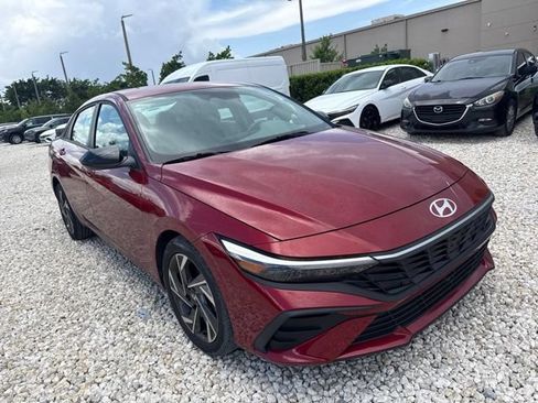 Certified 2025 Hyundai Elantra Sport FWD image 3