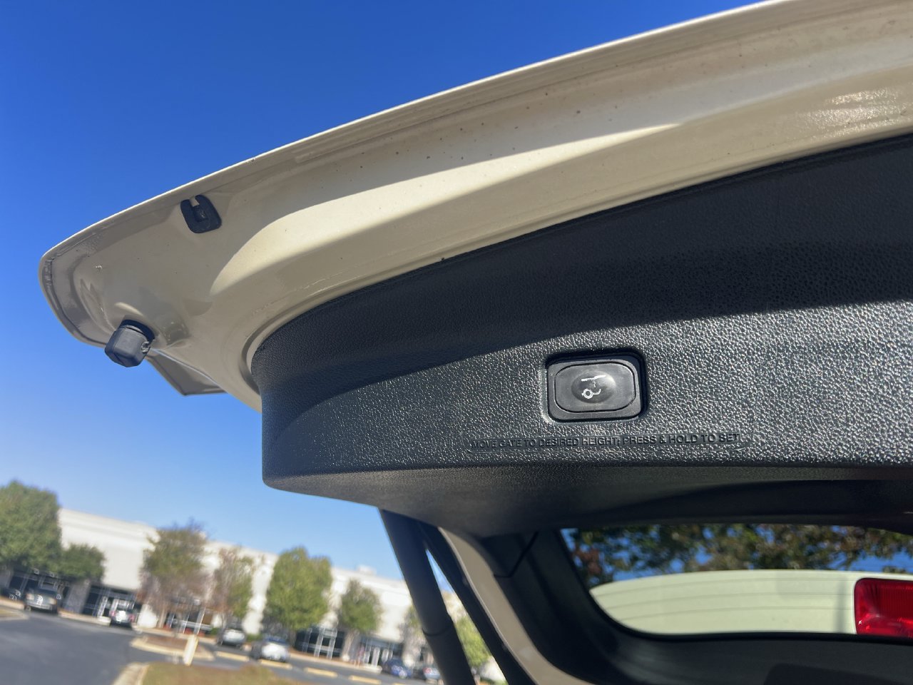 Used 2018 Ford Explorer XLT w/ Equipment Group 202A AWD/4WD image 24