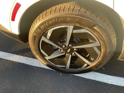 Used 2025 Chevrolet Equinox EV LT w/ Convenience Package image 8