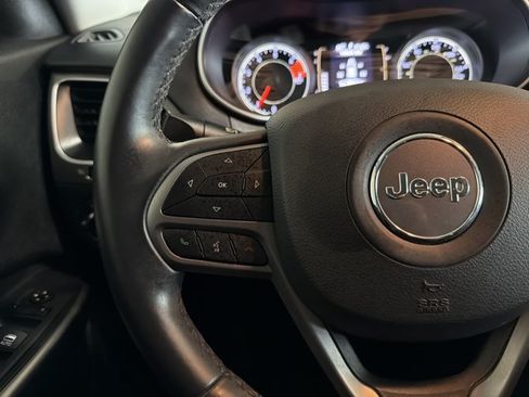 Used 2020 Jeep Cherokee Latitude Plus FWD image 15