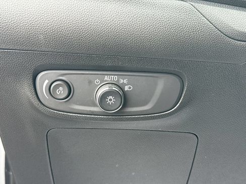 Certified 2025 Buick Encore GX Sport Touring FWD image 18