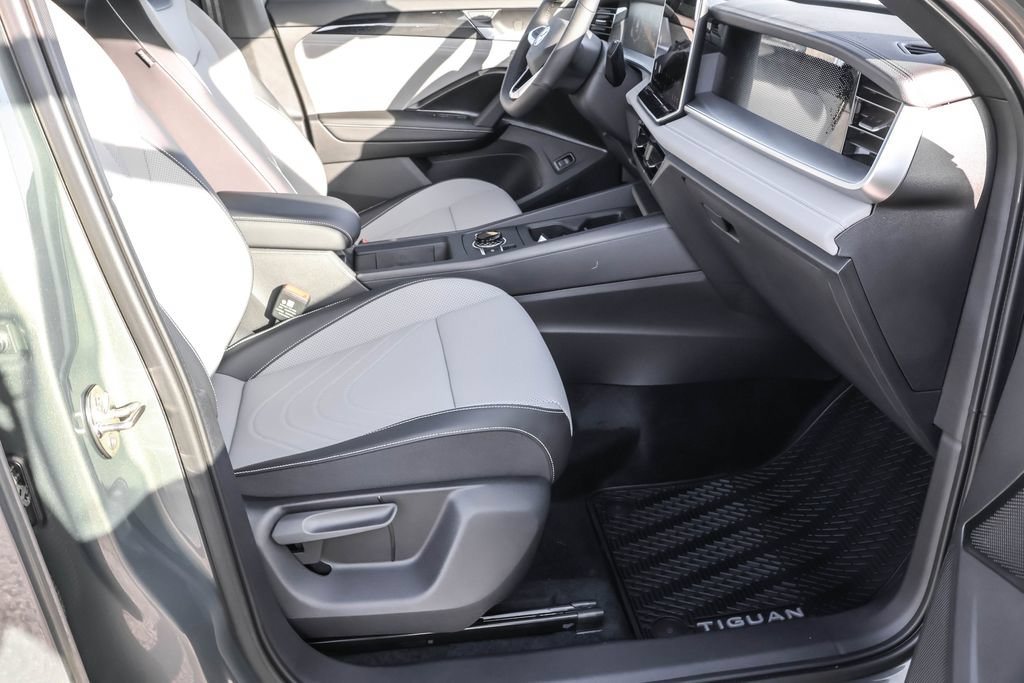 Certified 2026 Volkswagen Tiguan SE R-Line AWD/4WD image 35