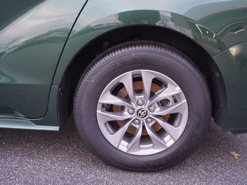 Used 2025 Toyota Sienna XLE image 6