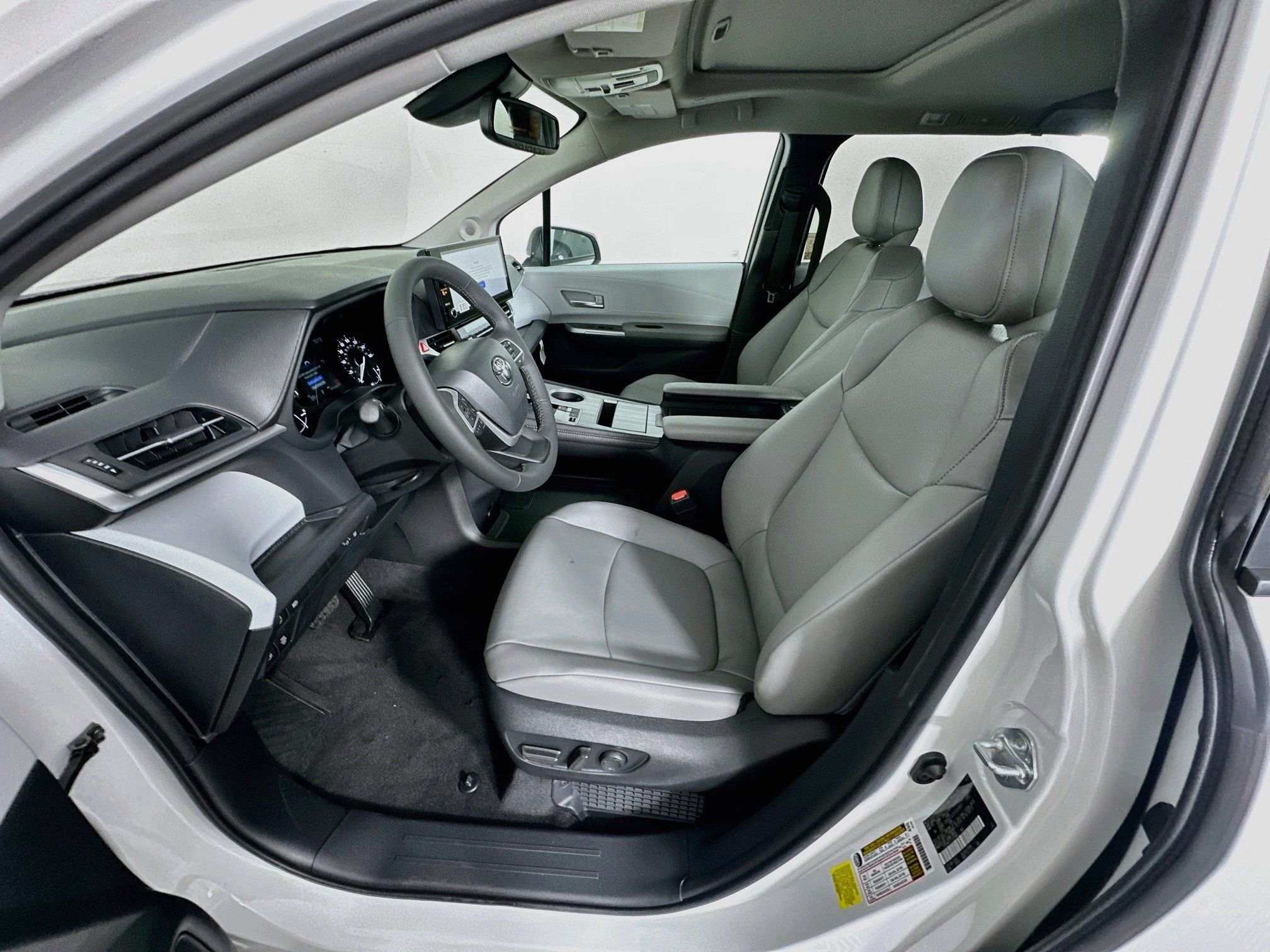 Used 2026 Toyota Sienna XLE FWD image 13