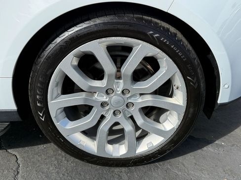 Used 2016 Land Rover Range Rover HSE image 12