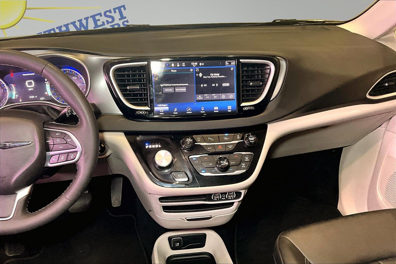 Used 2024 Chrysler Pacifica Touring-L FWD image 10
