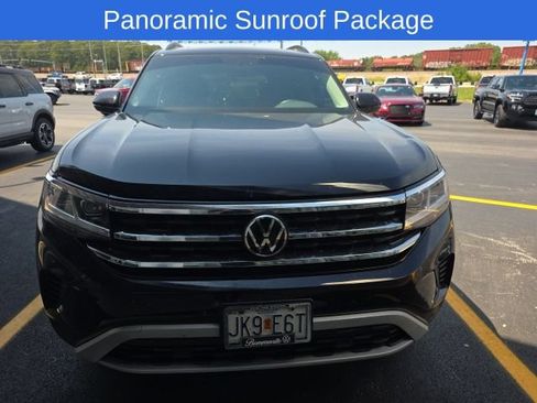 Used 2022 Volkswagen Atlas SE w/ Panoramic Sunroof Package FWD image 2